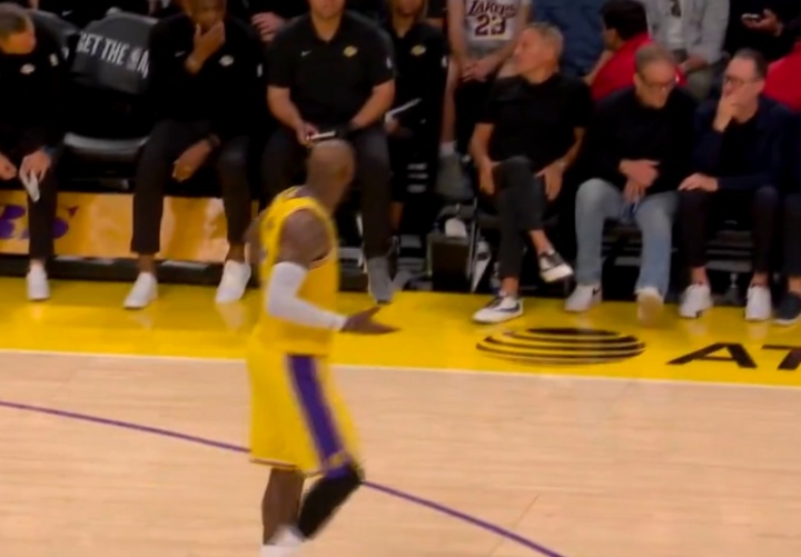 乐鱼-担当！詹姆斯询问教练组：八村几犯了？有必要的话 我来防约基奇