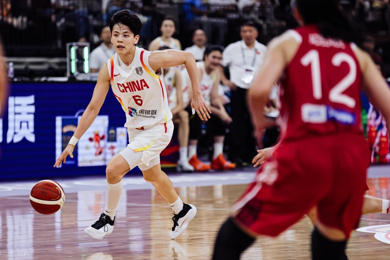 乐鱼app-杨舒予资历尚浅难担大任，中国女篮队长或换人，球迷纷纷推荐一人